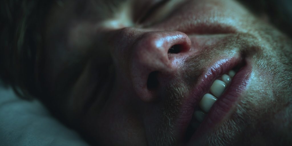 por que rechinas dientes al dormir